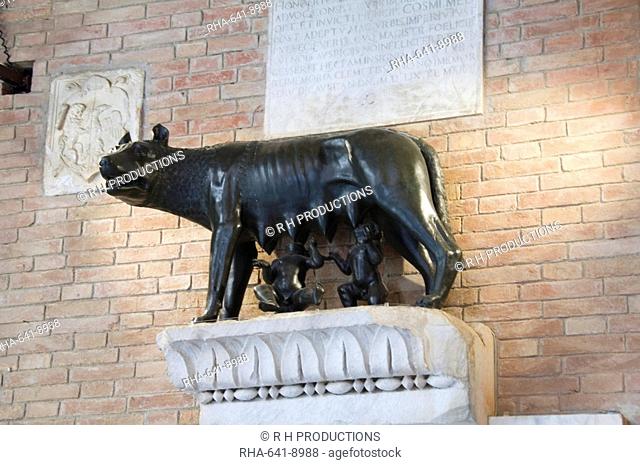 Statue depicting Romulus and Remus and the she-wolf, in the entrance to the Palazzo Pubblico, Siena, Tuscany, Italy, Europe