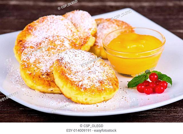 Cheese pancakes with honey