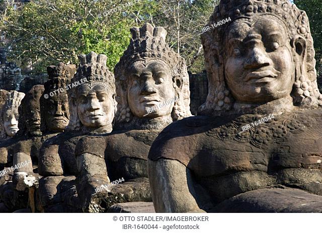 Guardian statues at Angkor Thom temple, South Gate, Temples of Angkor, Siem Reap, Cambodia, Indochina, Southeast Asia