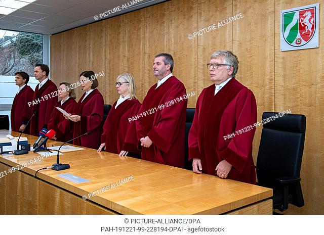 20 December 2019, North Rhine-Westphalia, Münster: The judges Matthias Röhl (l-r), judge at the Federal Social Court, Andreas Heusch