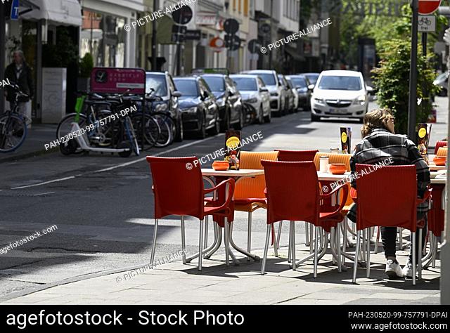 18 May 2023, North Rhine-Westphalia, Cologne: An iced coffee shop has placed its chairs on the sidewalk on Pfeilstrasse. More and more restaurateurs in North...