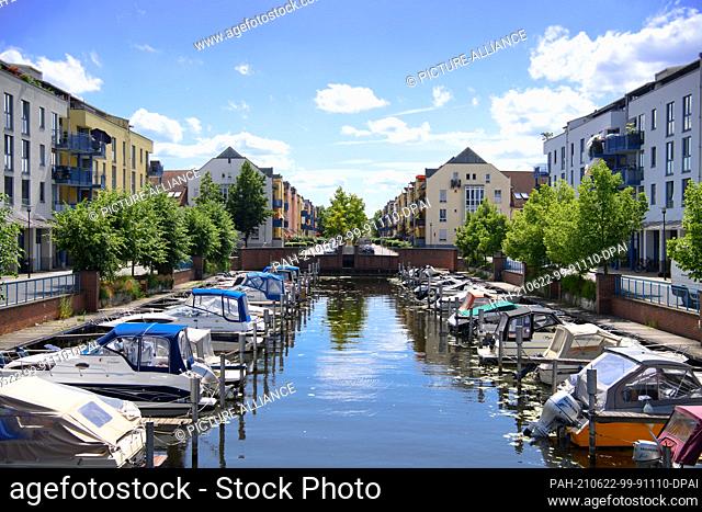 21 June 2021, Brandenburg, Hennigsdorf: Sports and leisure boats are moored in the water at the city marina. The marina on the Oder-Havel Canal is only a few...