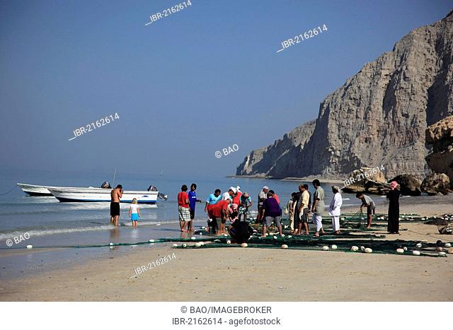 Fishermen on the Arabian Gulf, near Tibat, in the Omani enclave of Musandam, Oman, Middle East, Asia