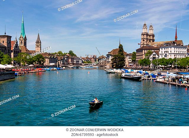 Schweiz, Zürich, Großmünster (Kirche rechts) und Fluß Limmat