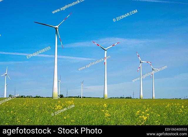 Windkraftanlagen an einem sonnigen Tag in Deutschland gesehen