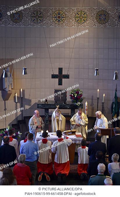 15 June 2019, North Rhine-Westphalia, Merzenich-Morschenich: Pastor Andreas Galbierz (M) prays during the divine service to the dedication of the St