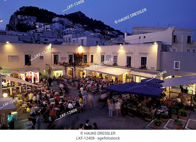 People dining in restaurants in the town square, Piazetta Umberto I, City of Capri, Capri, Italy