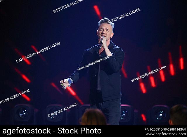 23 March 2023, Berlin: Singer Ben Zucker is on stage and singing during the recording of the ARD show ""Verstehen Sie Spaß? The show will be broadcast on May 27
