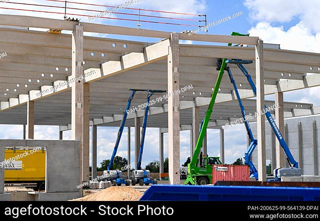25 June 2020, Saxony, Meerane: Construction work is underway for a new logistics hall in the Meerane industrial park. Volkswagen Sachsen will rent this 25