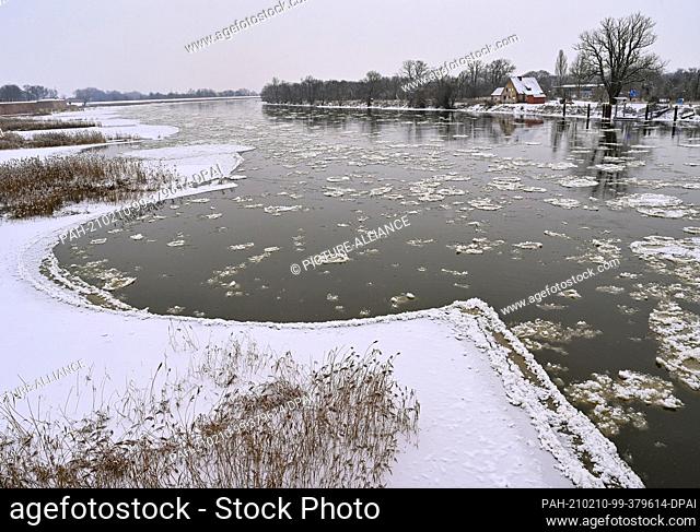 10 February 2021, Brandenburg, Küstrin-Kietz: Ice floes, so-called Brieger Gänse, drift downstream on the German-Polish border river Oder