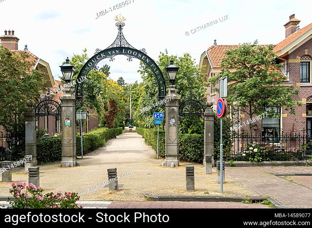 Netherlands, Enkhuizen, old town, Snouck-van-Loosen park, entrance gate