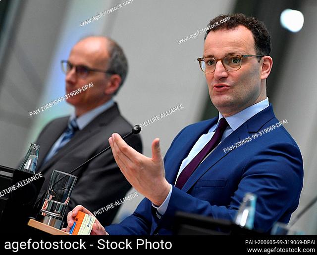 05 June 2020, Berlin: Axel Rahmel, Chairman of the German Foundation for Organ Transplantation (DSO) and Jens Spahn (CDU, r), Federal Minister of Health