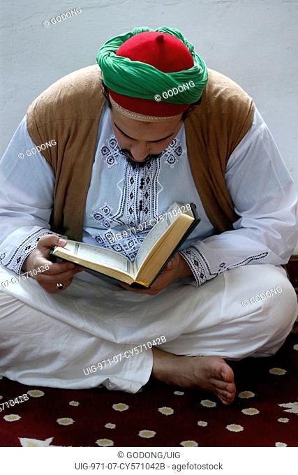 Naqshbandi sufi reading the Kuran in Selimye mosque