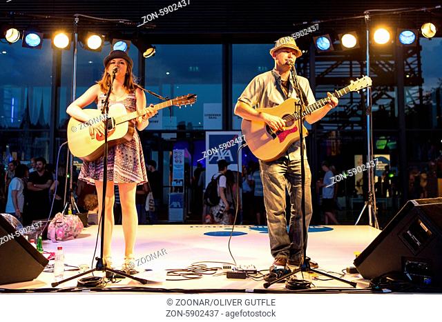 Das britische Singer und Songwriter Duo The Freewheel mit Laura Midgley und Clayton Devanny live beim Blue Balls Festival in Luzern, Schweiz, Europa