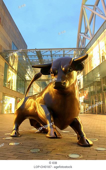 England, West Midlands, Birmingham, The bronze Bullring Bull at the Bullring Shopping Centre