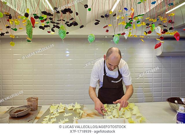 Baker making a 'Mona', typical chocolate cake of Pascua's monday, the godfather gives his godson, catalan tradition, Escriba bakery, 83 La Rambla, Barcelona