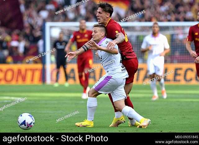 The Roma player Nicolo Zaniolo and the Cremonese player Santiago Ascacibar during the match Roma v Cremonese at the Stadio Olimpico