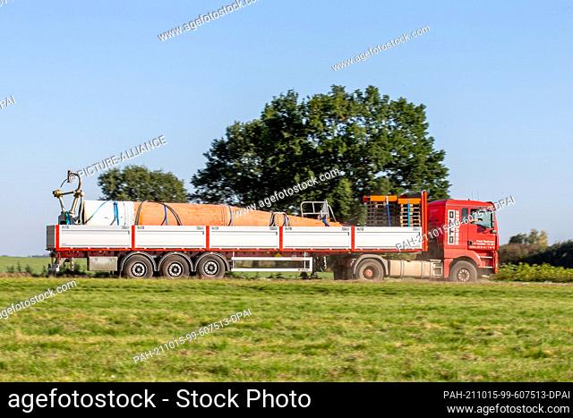 08 October 2021, Saxony, Wilsdruff: The radio tower in Wilsdruff, Saxony, which was blown up some time ago, is driven on a truck out of the area where it stood...