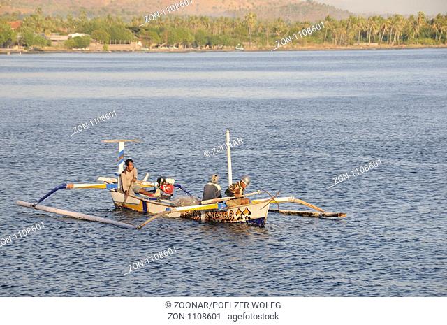Auslegerkanu mit Fischern, Outrigger-Canoe with fisherman, Pemuteran, Bali, Indonesien, Indopazifik, Bali, Indonesia Asien, Indo-Pacific Ocean, Asia