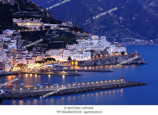 Italy, Campania, Amalfitan coast, Amalfi at dusk