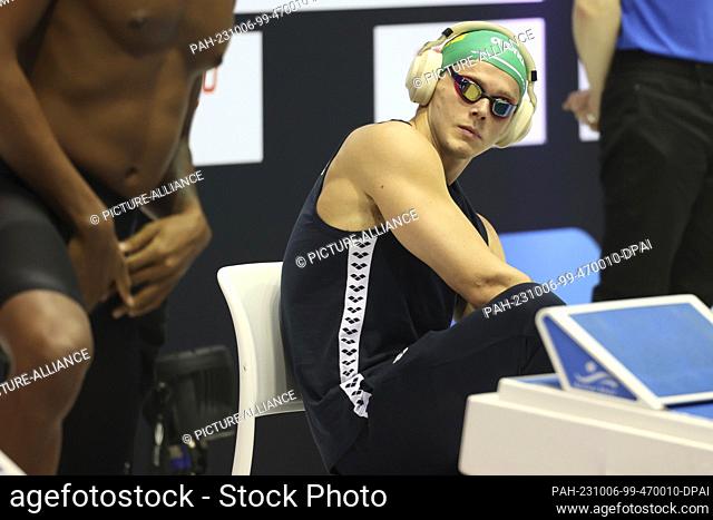 06 October 2023, Berlin: Swimming: World Cup, 50 m freestyle, men: Australian Isaac Cooper in the swimming and diving hall in the Europa-Sportpark (SSE) wins