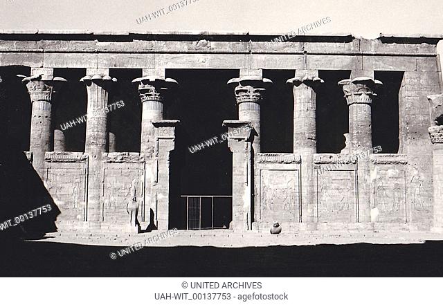 Im Innenhof des Horus Tempels von Edfu., Sammlung Wittmann
