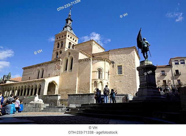 Plaza de San Martin Square with monument to Juan Bravo, and the Torreon de Lozoya building, Segovia, Castile-Leon, Spain, Europe