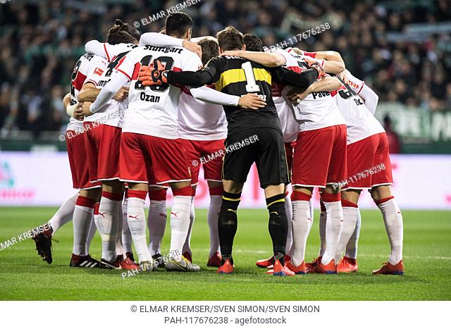 The Stuttgart players form before the game a circle, einschwoeren, einschwveren, swelter, swear, whole figure, football 1st Bundesliga, 23rd matchday