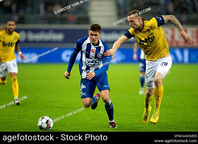 Gent's Alessio Castro-Montes and Union's Gustaf Nilsson pictured in action during a soccer match between KAA Gent and Royale Union Saint-Gilloise