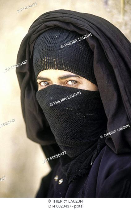 Yemen, Shahara, veiled woman