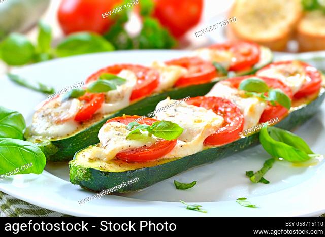 Überbackene Zucchini Caprese gefüllt mit Tomate, Mozzarella, Basilikum ? Stuffed and baked zucchini with tomato, mozzarella cheese and basil