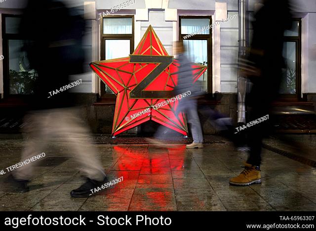 RUSSIA, MOSCOW - 21 de diciembre de 2023: Los peatones pasan por un letrero de Z. Mikhail Tereshchenko/TASS