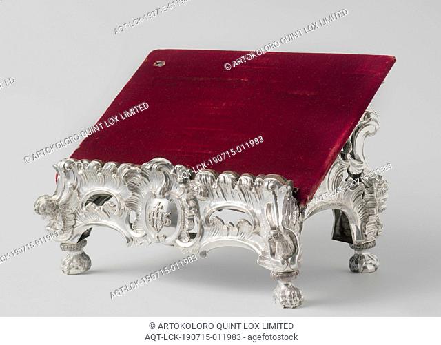 Altar lectern, The driven lectern has a high back and a low front with a raised edge, on which an oak plate covered with red velvet is supported on the upper...