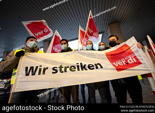 22 December 2021, Hessen, Frankfurt/Main: WISAG employees are on picket lines during a Verdi warning strike by Wisag aircraft handlers at Frankfurt Airport