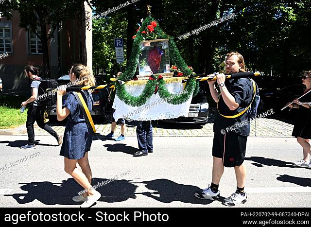 02 July 2022, Bavaria, Munich: The ""Heart of Munich"" is carried through the streets of the state capital in a parade as part of the Festival of Play