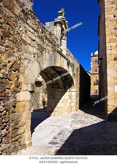 Arco de la Estrella del siglo XVIII, de estilo barroco, entrada a la Ciudad Monumental de Cáceres, Patrimonio de la Humanidad - Extremadura - España