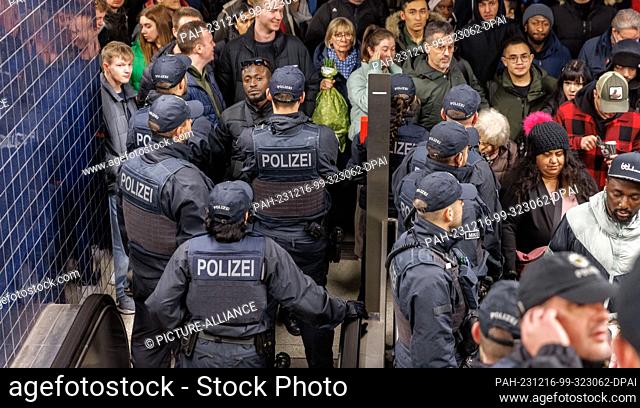 16 December 2023, Hamburg: Officers of the Federal Police decide at a checkpoint at Hamburg Central Station who will subsequently be checked to enforce the...