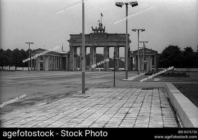 GDR, Berlin, 29. 6. 1987, View to the Brandenburg Gate, Pariser Platz