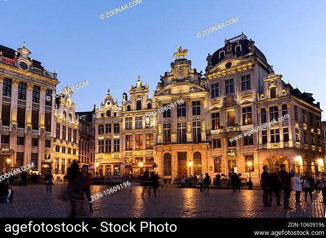 A view of the historical buildings in Gran Place at night