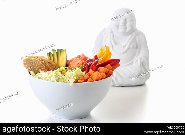 Buddhabowl mit Huhn auf Weiß