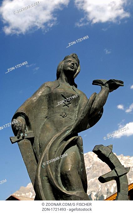 Dorfbrunnen mit Katharinenstatue vor dem Zugspitz-Massiv, Lermoos, Tirol, Österreich / Statue of Saint Catharine on the village fountain against the Zugspitze...