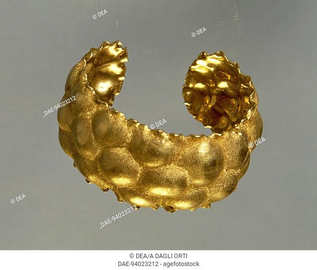 Goldsmith's art, Italy, 20th century. Mario Buccellati, carved and embossed gold bracelet, 1929.  Private Collection