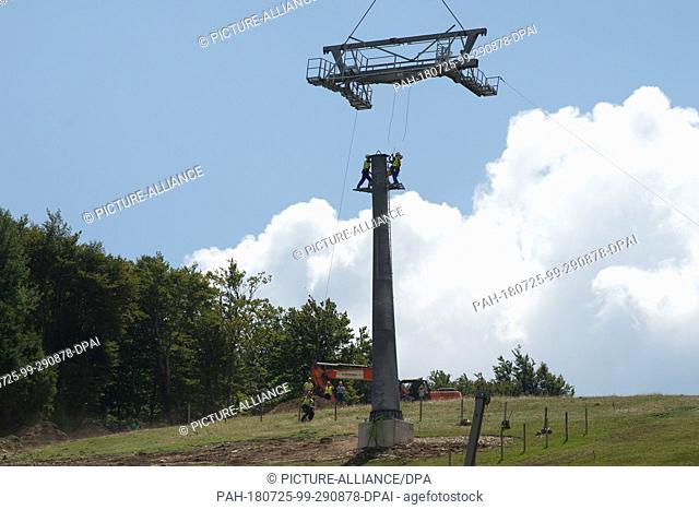 25 July 2018, Willingen, Germany: Parts of a chairlift support of the new 8-seater chairlift ""K1 Willingen"" are mounted on the Köhlerhagen slope with the aid...