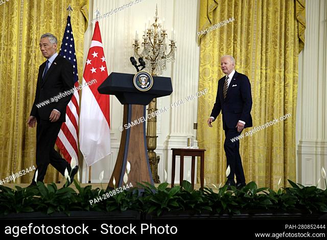 U.S. President Joe Biden and Lee Hsien Loong, Singapore's prime minister, right, arrive to deliver a joint statement in the East Room of the White House in...