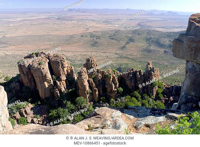 Dolerite pillars, part of a dolerite sill, up to 120 m high standing sentinel over surrounding Great Karoo plains. Valley of Desolation, Camdeboo National Park