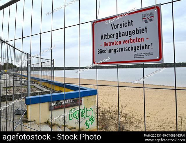 30 March 2022, Brandenburg, Frankfurt (Oder): Access to the beach of Lake Helene is cordoned off with a fence. Parts of Lake Helene near Frankfurt (Oder) have...