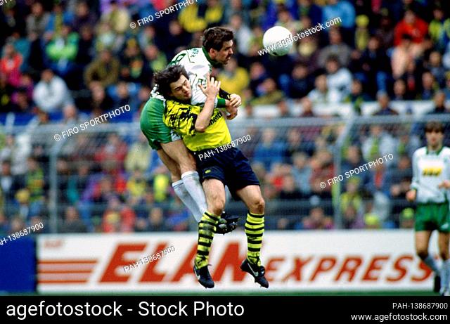 firo: 02.04.1994 season 1993/94 football, football: archive photos: 1st Bundesliga: 28th matchday BVB Borussia Dortmund - Werder Bremen 3: 2 duels Mirko Votava...