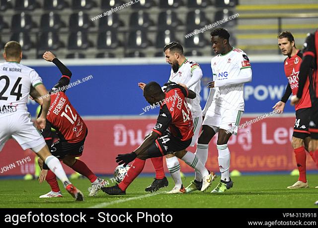 OHL's Xavier Mercier and Seraing's Ibrahima Cisse fight for the ball during a soccer match between OHL Oud-Heverlee-Leuven and RFC Seraing