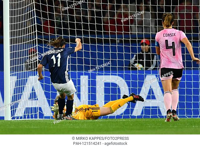 Lee Alexander (goal-goalie, Scotland) (1) holds the penalty byMaria Florencia Bonsegundo (Argentina) (11), 19.06.2019, Paris (France), Football