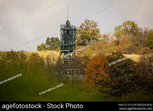 13 October 2021, Lower Saxony, Remlingen-Semmenstedt: The winding tower of the former Asse II salt mine can be seen behind a field